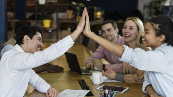 Aprenda como fazer um manual de integração de colaboradores para a sua empresa