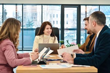 Como se comunicar com os candidatos durante a contratação?